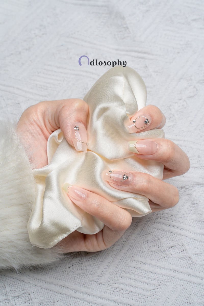 Nailosophy أظافر جل مضغوطة يدوية الصنع فرنسية تجريدية مع خطوط ذهبية وكريستالات | شكل كوفين - Image 5